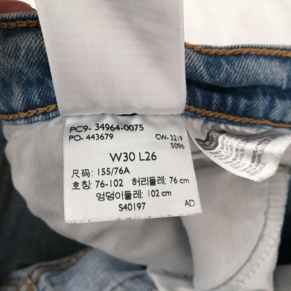Levi's Premium Wedgie Straight Jeans in Tango Hustle Medium Wash Raw Hem 30 (10) - Picture 13 of 15